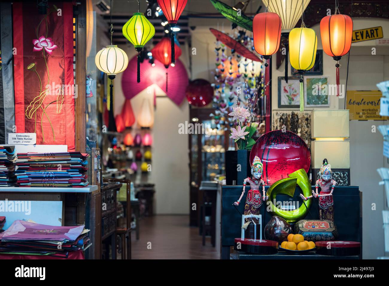 Singapur – 08,2019. September: Chinatown in Singapur ist mit chinesischen Laternen geschmückt, um das chinesische Neujahr zu feiern. Stockfoto