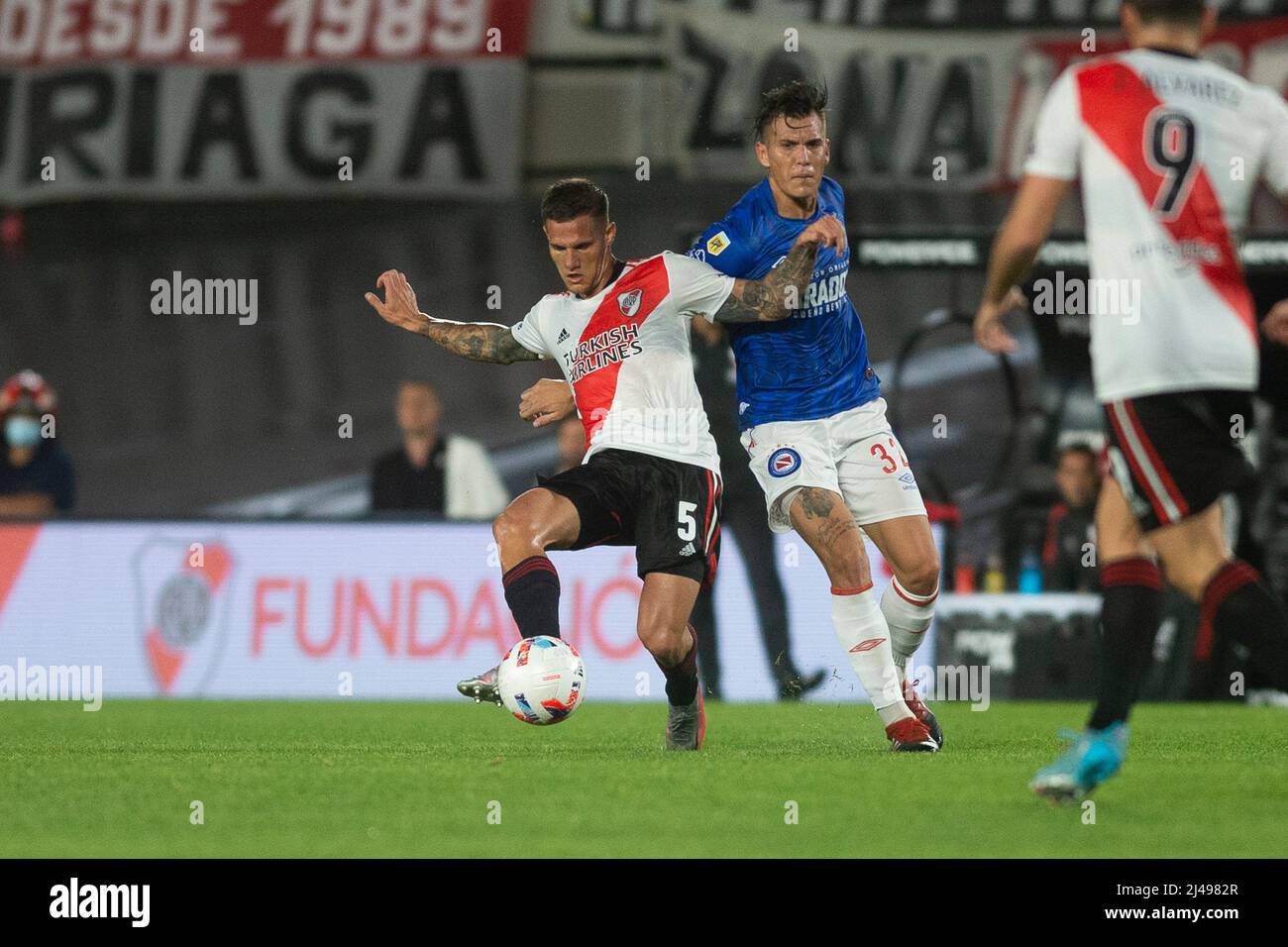 BUENOS AIRES, ARGENTINIEN - 3. APRIL: Bruno Zuculini von River Plate kämpft während einer Copa de la Li mit Nicolás Reniero von den argentinischen Junioren um den Ball Stockfoto