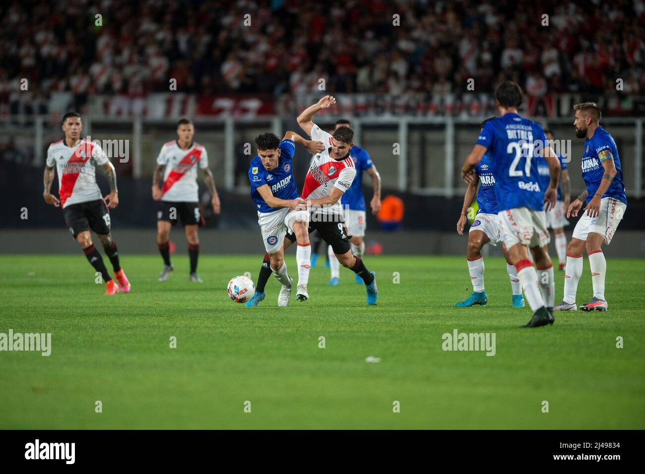 BUENOS AIRES, ARGENTINIEN - 3. APRIL: Julian Alvarez von River Plate kämpft während eines Copa de la Liga 2022-Spiels zwischen River Plate und Arge um den Ball Stockfoto