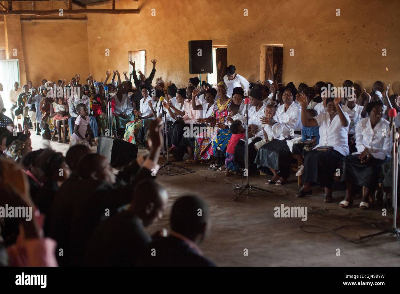 Sonntagsgottesdienst in der ADEPR Chappelle, Gatobotobo Cell, Mbazi Penticostal Church. Die Kirche hat vier Häuser für Kirchenmitglieder gebaut, die in Häusern mit Strohhalmen leben, und Hoffnung trägt zur Mutuelle de Sante für die Mitglieder der Kirche bei. Foto von Mike Goldwater Stockfoto