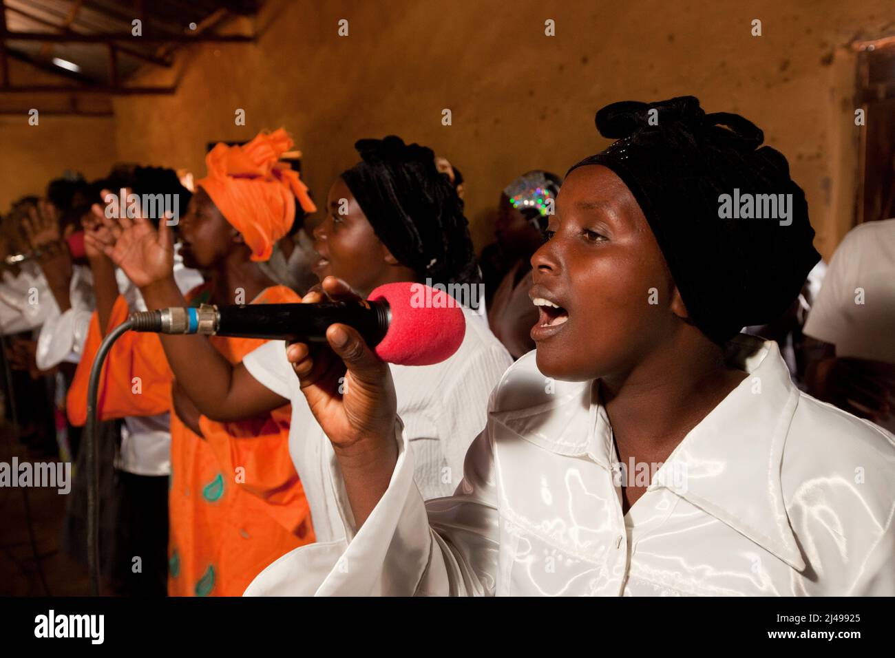 Sonntagsgottesdienst in der ADEPR Chappelle, Gatobotobo Cell, Mbazi Penticostal Church. Die Kirche hat vier Häuser für Kirchenmitglieder gebaut, die in Häusern mit Strohhalmen leben, und Hoffnung trägt zur Mutuelle de Sante für die Mitglieder der Kirche bei. Foto von Mike Goldwater Stockfoto