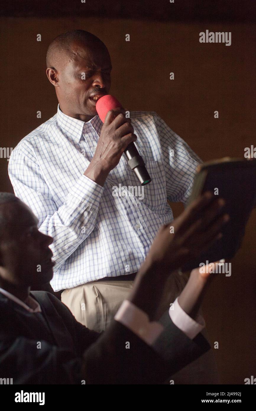 Sonntagsgottesdienst in der ADEPR Chappelle, Gatobotobo Cell, Mbazi Penticostal Church. Die Kirche hat vier Häuser für Kirchenmitglieder gebaut, die in Häusern mit Strohhalmen leben, und Hoffnung trägt zur Mutuelle de Sante für die Mitglieder der Kirche bei. Foto von Mike Goldwater Stockfoto