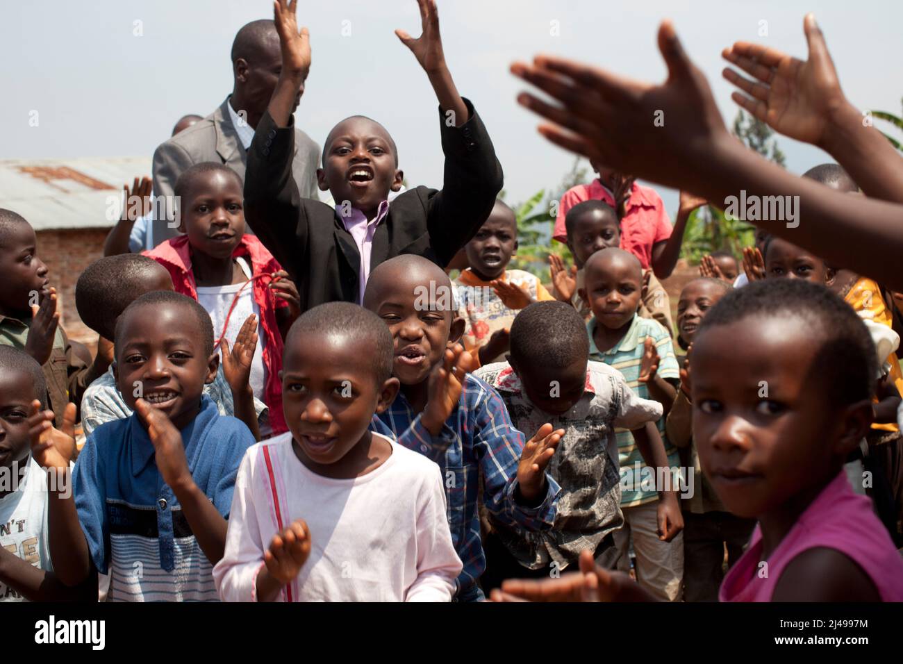 Sonntagsgottesdienst in der ADEPR Chappelle, Gatobotobo Cell, Mbazi Penticostal Church. Die Kirche hat vier Häuser für Kirchenmitglieder gebaut, die in Häusern mit Strohhalmen leben, und Hoffnung trägt zur Mutuelle de Sante für die Mitglieder der Kirche bei. Foto von Mike Goldwater Stockfoto