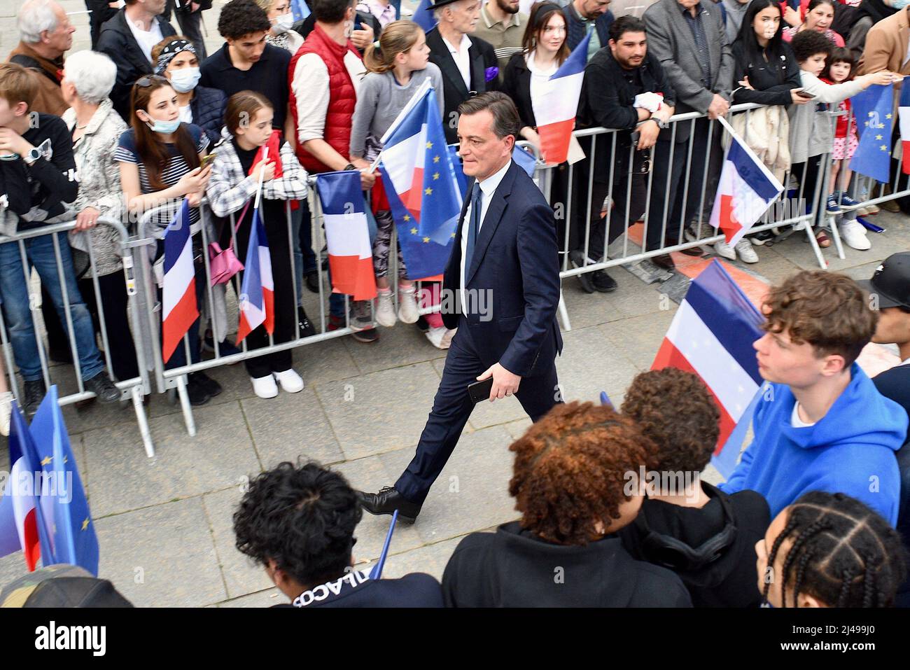 Alain Fontanel, ehemaliger gewählter Beamter und Nummer 1 von La République en Marche (LREM). Die Öffentlichkeit und die Unterstützer warten auf die Ankunft des Kandidaten Emmanuel Macron bei seinem Treffen in Straßburg. Die Ordnungskräfte sichern die Demonstration und blockieren die Demonstranten. Eine starke Präsenz junger Menschen nimmt an diesem Moment Teil. 13. April 2022 in Straßburg, im Nordosten Frankreichs. Foto von Nicolas Roses/ABACAPRESS.COM Stockfoto