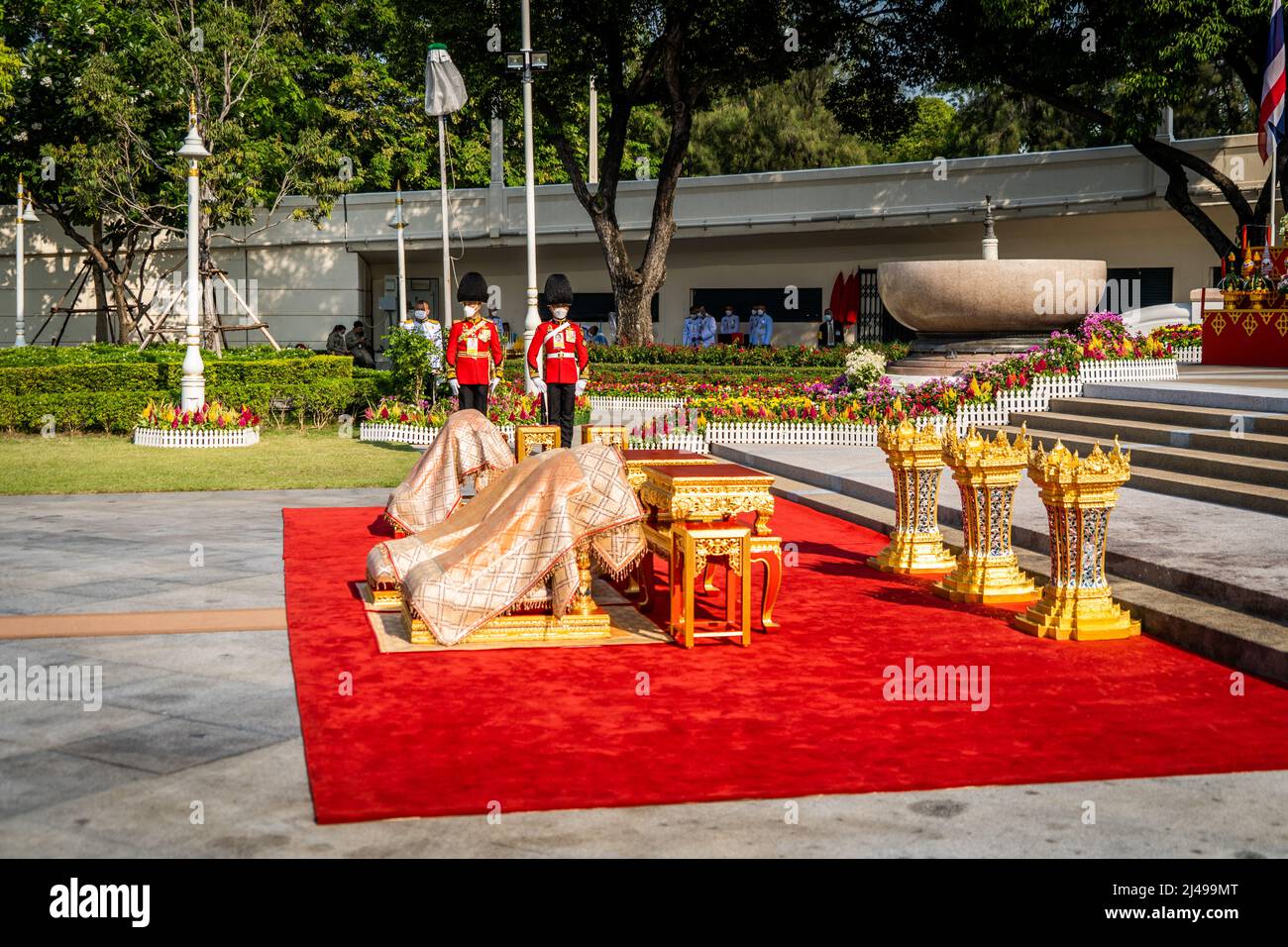 Bangkok, Thailand. 06. April 2022. Vor der Ankunft der thailändischen Königsfamilie werden vor dem König-Rama-1-Denkmal Sitzplätze für König und Königin aufgestellt. Vorbereitungen für die Ankunft HM King Maha Vajiralongkorn und HM Queen Suthida am King Rama I Denkmal in Bangkok, Thailand. Der Chakri-Tag ist ein Feiertag, der zum Gedenken an die Chakri-Dynastie am Jahrestag der Krönung von Phra Buddha Yodfa Chulaloke, Thailands erstem König, bestimmt ist. Kredit: SOPA Images Limited/Alamy Live Nachrichten Stockfoto