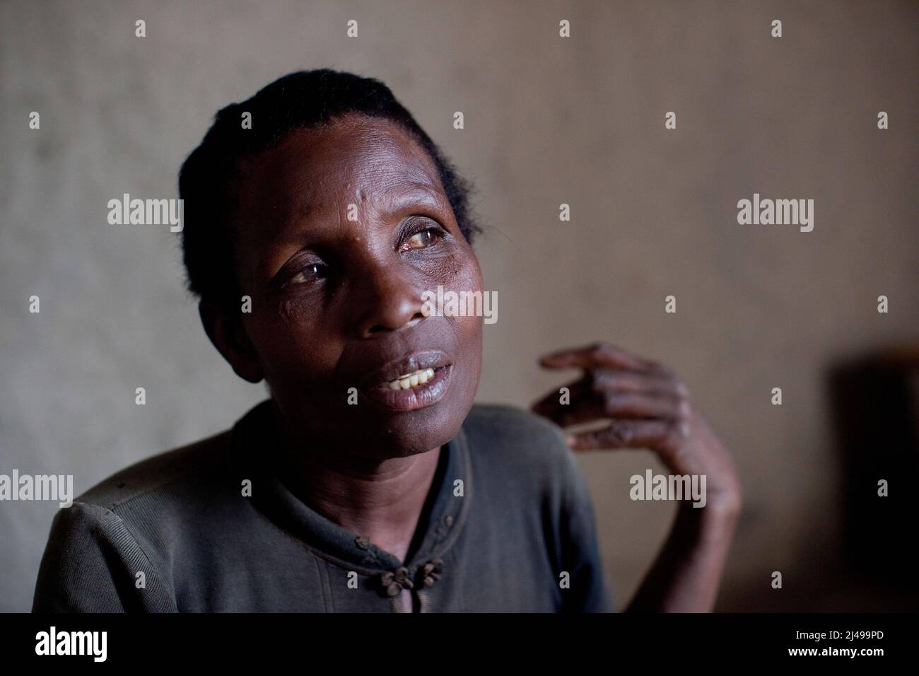 Karita Kayirangwa, 61, Präsidentin der Kooperative Abadasubirinyuma, Dorf Kavumo, Rusenge-Zelle, Rusenge-Sektor, Bezirk Nyaruguru, Südprovinz. Sie ist eine Witwe, die 1987 ihren Mann verlor. Sie lebt mit ihrer zuletzt geborenen Tochter, Rolance Mukankusi, 24, zwei Kindern ihrer erstgeborenen Tochter und einem Kind ihres Neffen, dessen Eltern an Hilfsmitteln starben. Foto von Mike Goldwater Stockfoto