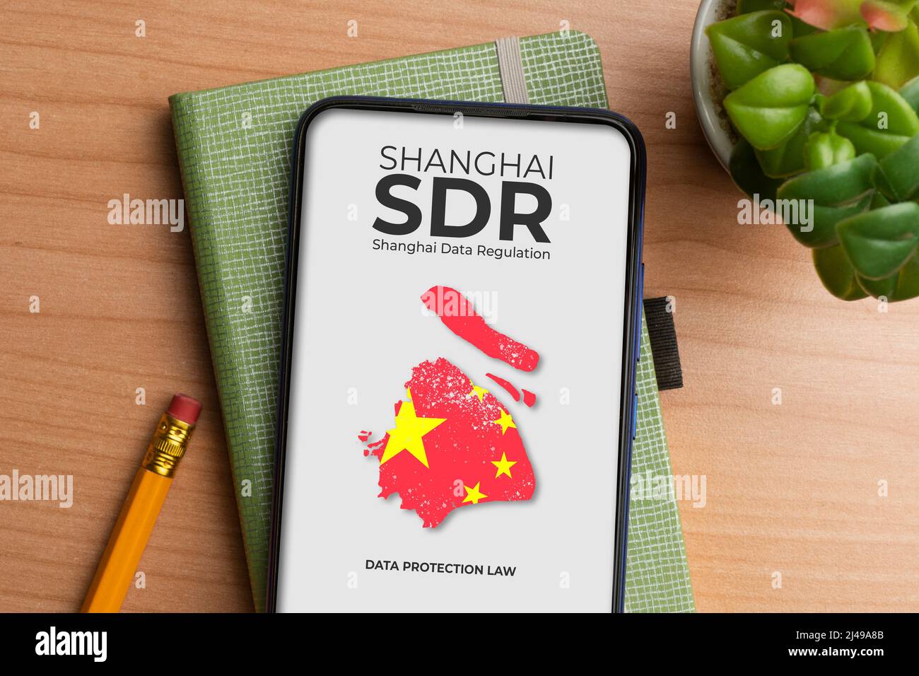 Shanghai Data Regulation Concept: Smartphone zeigt Shanghai-Karte mit SDR-Datenschutzgesetz-Text Stockfoto