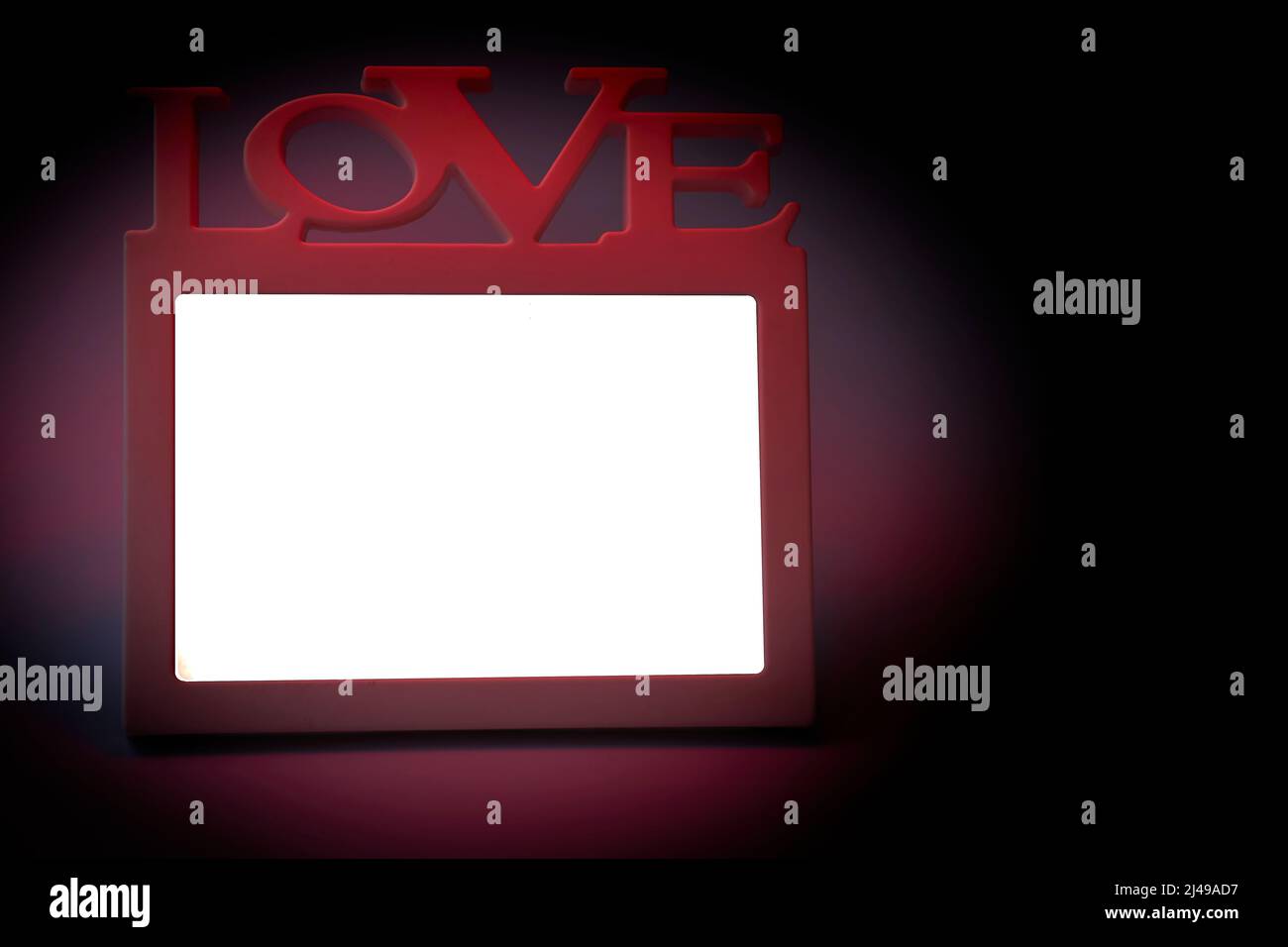 Weißer Rahmen Liebe für Text auf dunkelrotem Hintergrund Stockfoto