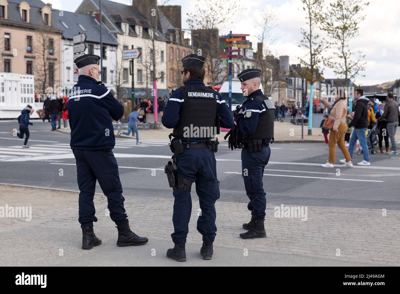 Landerneau, Frankreich - 03 2022. April: Gruppe von Gendarmen, die die Menge während des Karnevals von Landerneau überwachen. Stockfoto