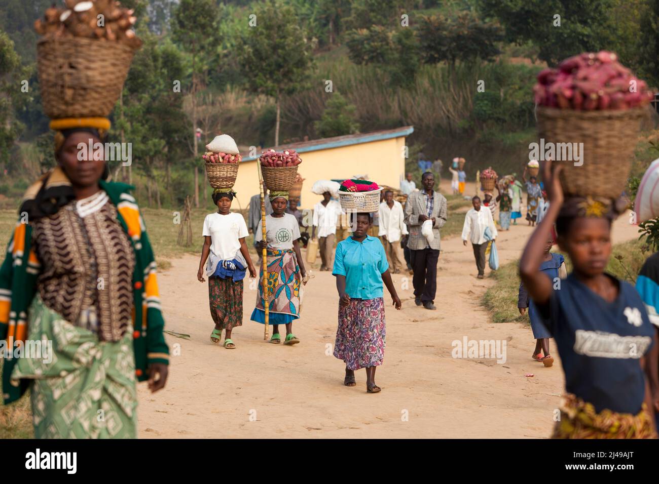 Die Menschen bringen ihre Waren auf Bushoka Dorfmarkt, Gasiza Zelle, Kivuruga Sektor, Gakenke disrict. Foto von Mike Goldwater Stockfoto