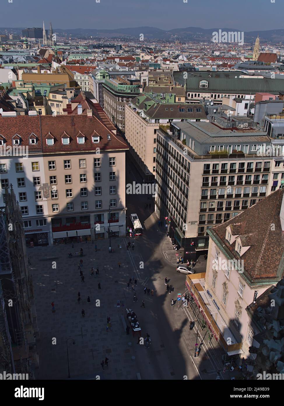Hochwinkelansicht des historischen Zentrums von Wien, Österreich mit populärem Stephansplatz umgeben von dichter Bebauung vom Stephansdom aus gesehen. Stockfoto