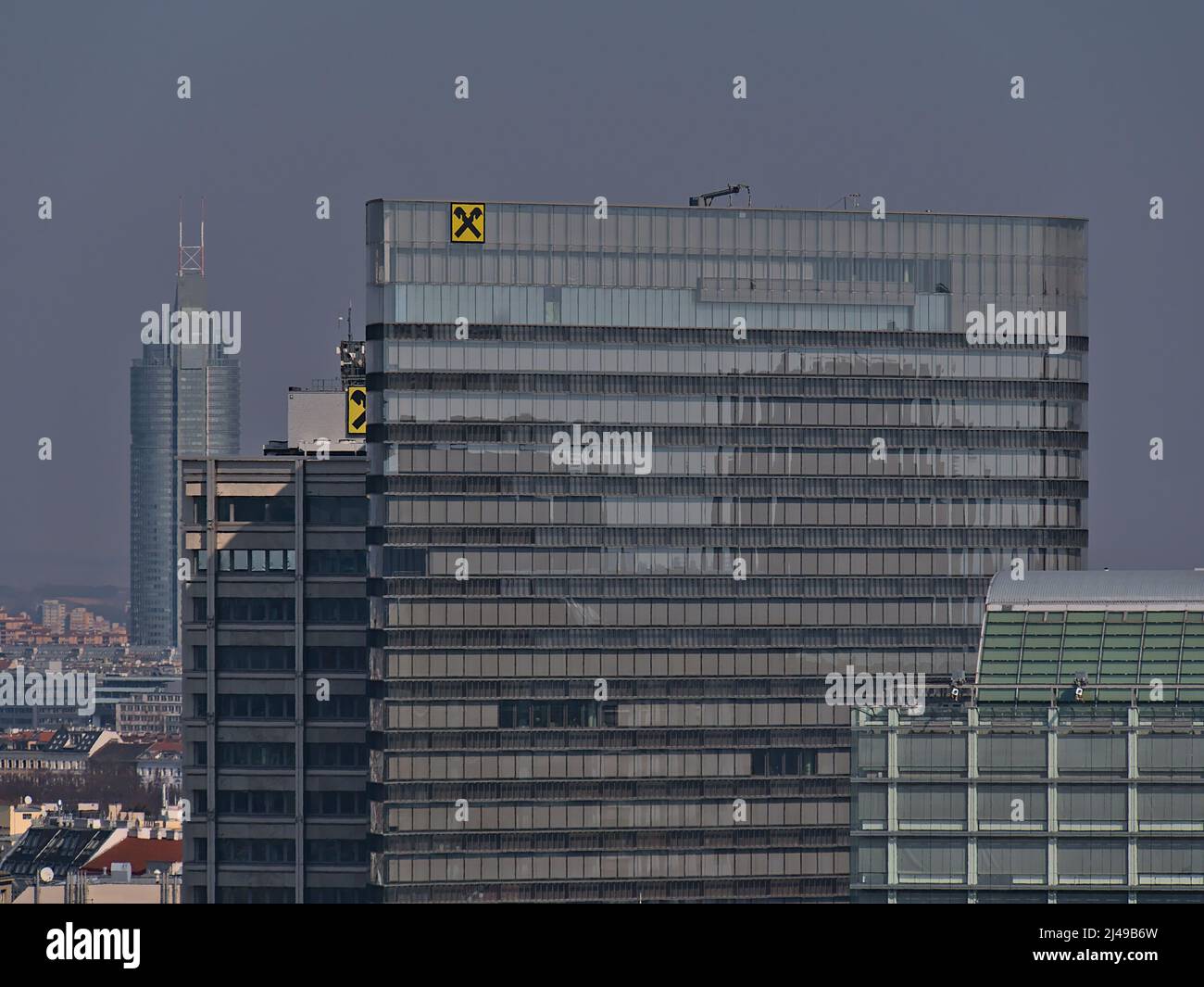 Blick auf den Hauptsitz der österreichischen Raiffeisen Bankengruppe (RBG) im Zentrum von Wien, Österreich, in einem modernen Bürogebäude. Stockfoto