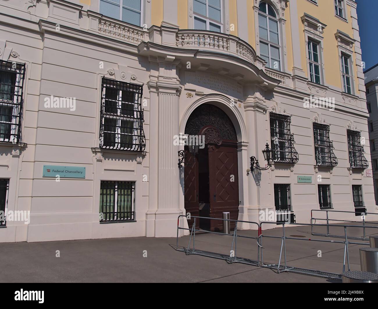 Vorderansicht des Eingangs des Bundeskanzleramts (BKA), der Österreichischen Kanzlei, in einem historischen Gebäude im Zentrum von Wien, Österreich an sonnigen Tagen. Stockfoto