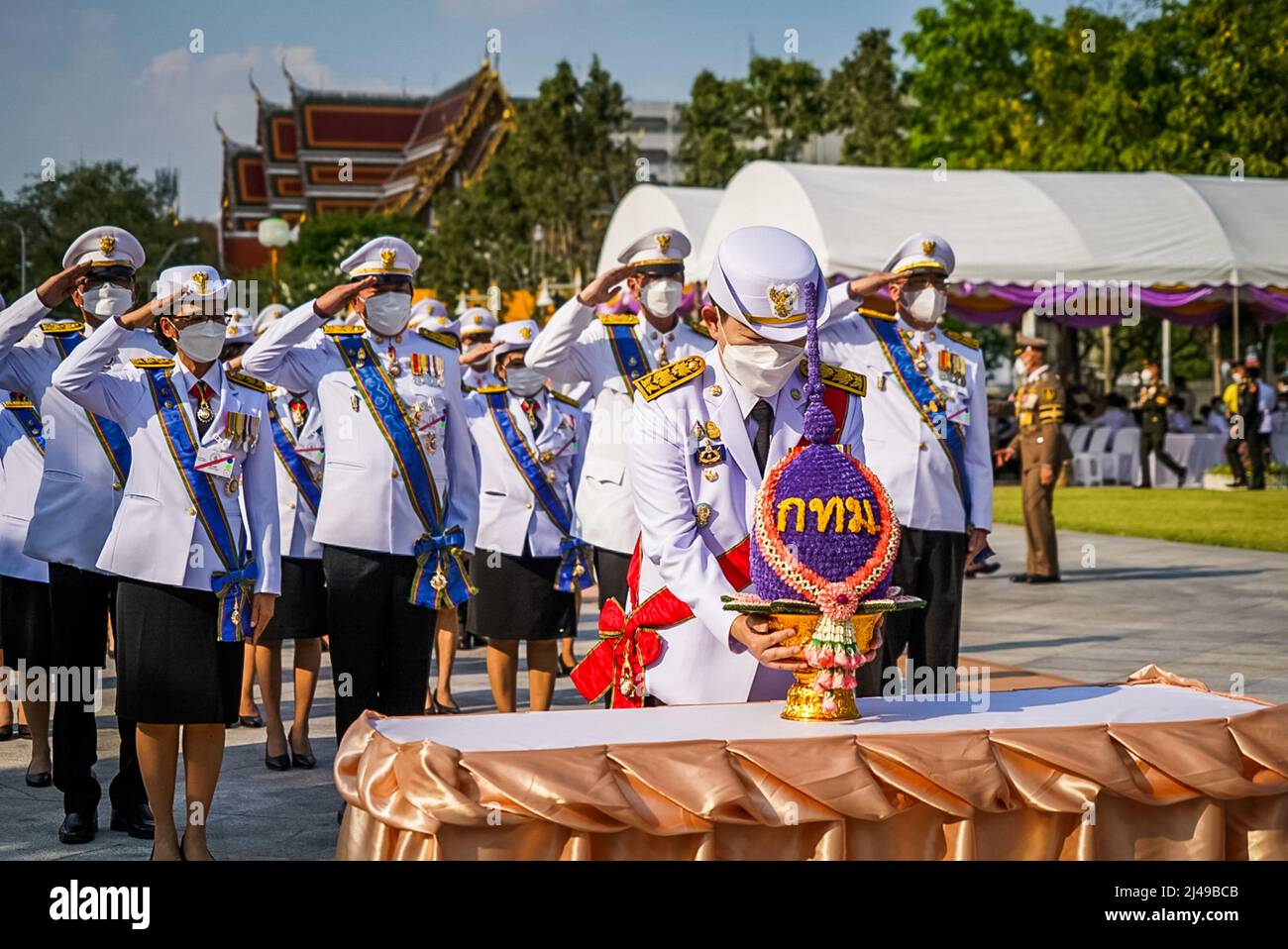 Bangkok, Thailand. 8. April 2022. Mitglieder des thailändischen Militärs präsentieren zu Ehren des Chakri-Tages einen Blumenstrauß. Vorbereitungen für die Ankunft HM King Maha Vajiralongkorn und HM Queen Suthida am King Rama I Denkmal in Bangkok, Thailand. Der Chakri-Tag ist ein Feiertag, der zum Gedenken an die Chakri-Dynastie am Jahrestag der Krönung von Phra Buddha Yodfa Chulaloke, Thailands erstem König, bestimmt ist. (Bild: © Matt Hunt/SOPA Images via ZUMA Press Wire) Stockfoto