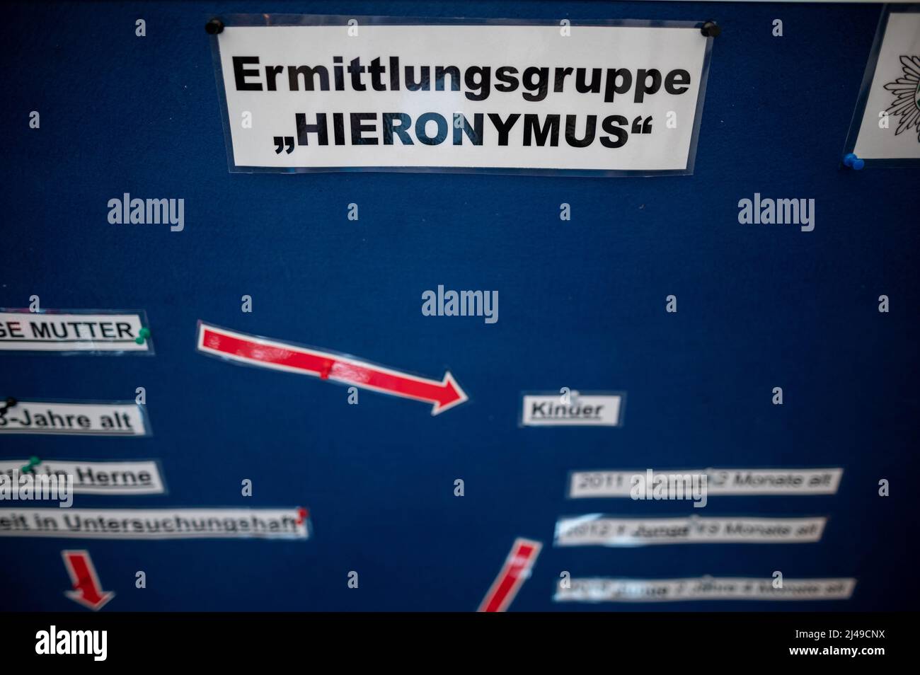 13. April 2022, Nordrhein-Westfalen, Bochum: Der aktuelle Stand der Ermittlungen der Untersuchungsgruppe Hieronymus ist auf einer Stecktafel dargestellt. Die Staatsanwaltschaft und die Polizei berichten in einer Pressekonferenz über die Verhaftung einer 33-jährigen Frau aus Herne. Die Frau wird verdächtigt, ihre zwei damals 2 Monate und 19 Monate alten biologischen Kinder 2011 und 2012 absichtlich getötet zu haben und 2018 ein drittes Kind körperlich missbraucht zu haben. Der Haftbefehl wurde am Dienstag, dem 12. April, von Mitgliedern des Untersuchungsteams von „Jerome“ ausgeführt. Seitdem ist der Angeklagte dabei Stockfoto