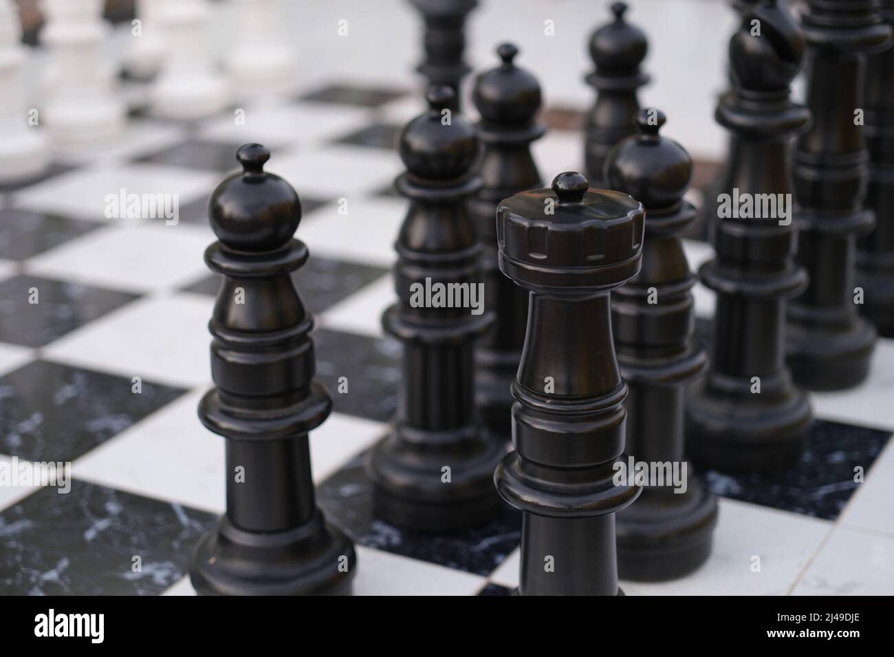 Schachfiguren auf Schachbrett. Spielstrategie und Verteidigungskonzept Stockfoto
