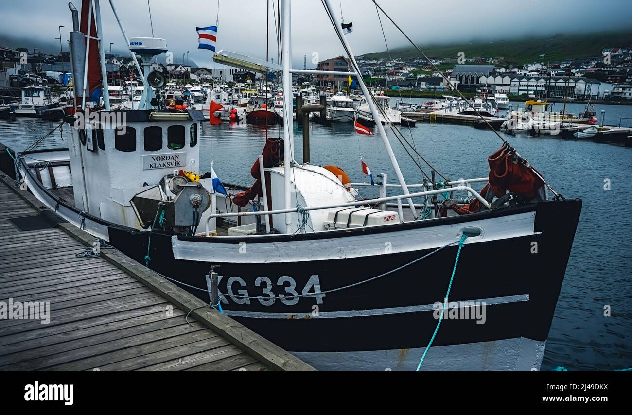 Angeln und Segelboote im Hafen von Klaksvik. Es ist ein wichtiger Hafen mit Fischereiindustrie, Stockfoto