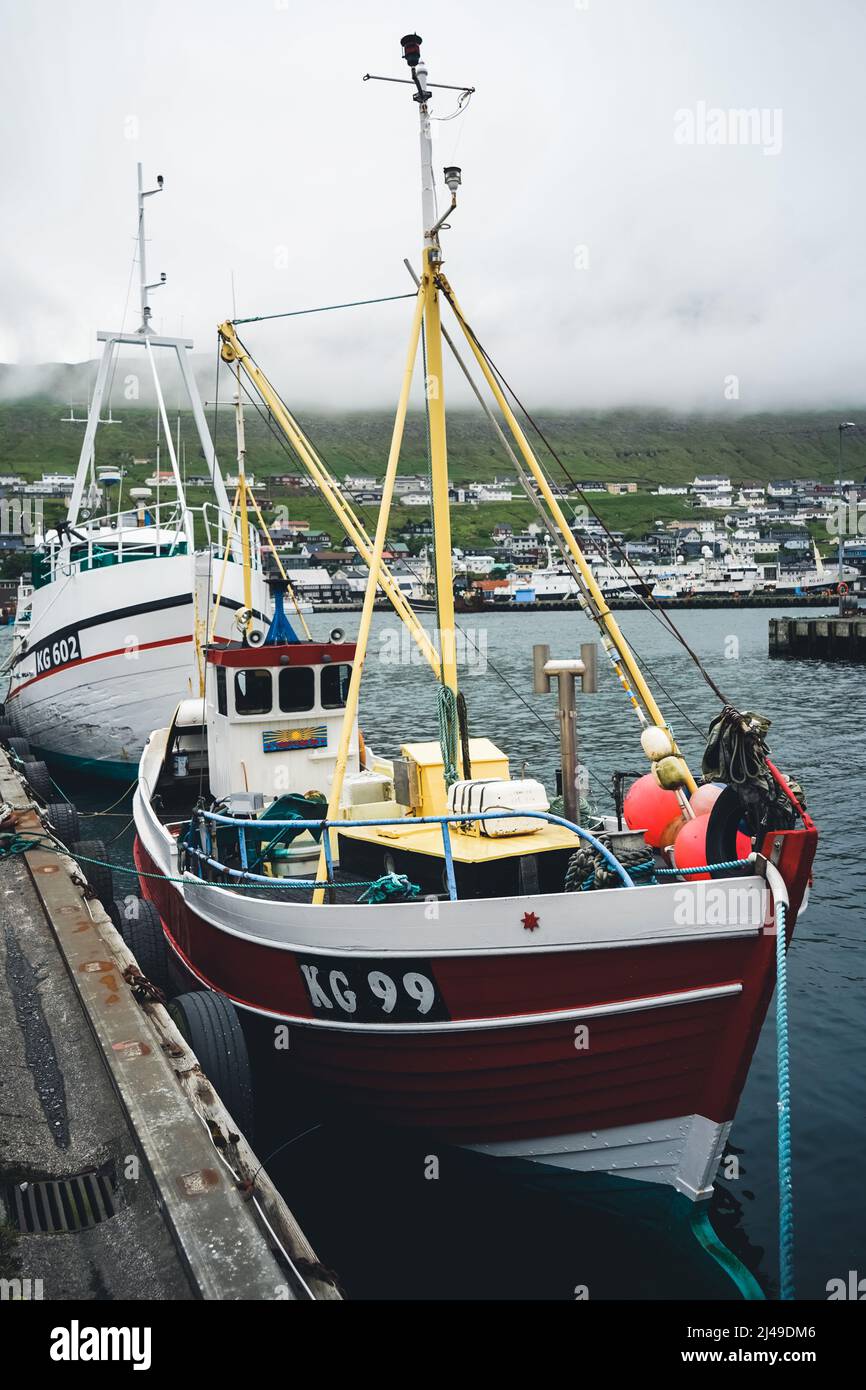 Angeln und Segelboote im Hafen von Klaksvik. Es ist ein wichtiger Hafen mit Fischereiindustrie, Stockfoto