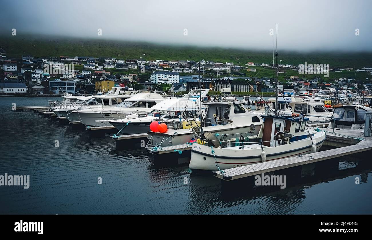 Angeln und Segelboote im Hafen von Klaksvik. Es ist ein wichtiger Hafen mit Fischereiindustrie, Stockfoto