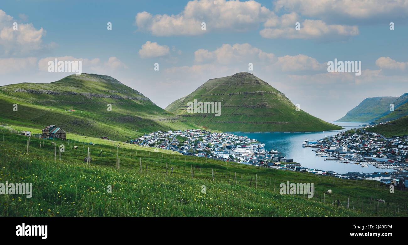 Schöne Aussicht auf die Stadt Klaksvik mit Fjord und blauem Himmel, Bordoy Insel, Färöer Inseln, Dänemark. Stockfoto