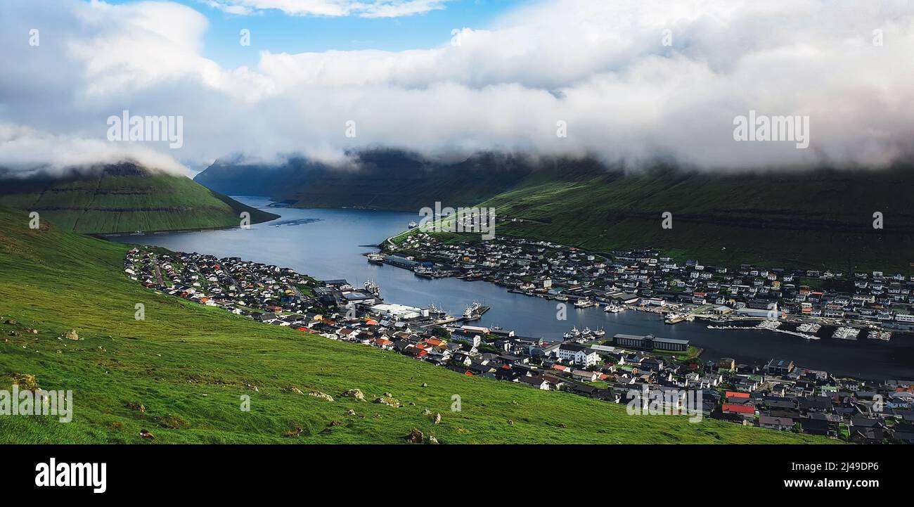 Stadtbild der Stadt Klaksvik mit Fjord und blauem Himmel, Insel Bordoy, Färöer-Inseln, Dänemark. Stockfoto
