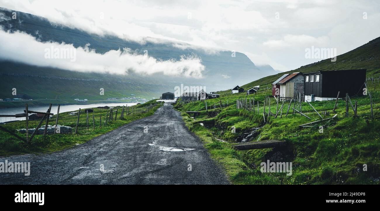 Fahrt in die Stadt Klaksvik auf einer Landstraße. Bordoy Island, Färöer Islands, Dänemark. Stockfoto