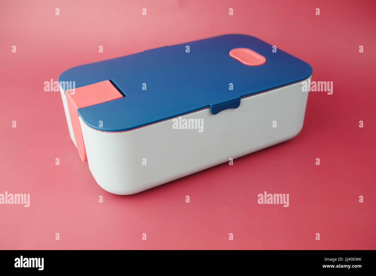Draufsicht auf eine Lunchbox auf farbigem Hintergrund Stockfoto