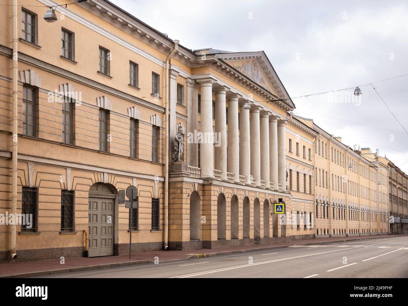 Das Hauptgebäude der ehemaligen Kaserne des Regiments der Kavallerie auf der Straße Schpalernaja (1803), St. Petersburg, Russland Stockfoto