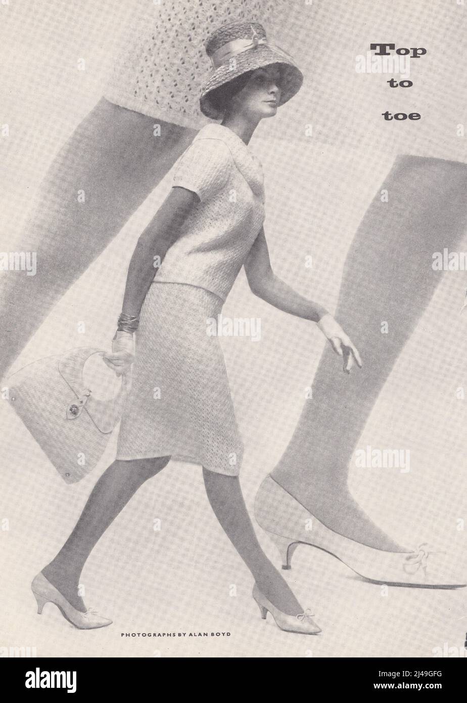 Vintage Mode Fotografie Vintage Kleid Schuhe Taschen Sandalen vintage posiert Retro Modell Magazin Seite 1960s Stockfoto