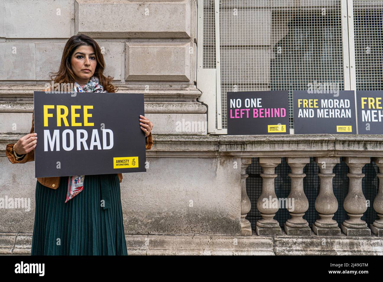 LONDON, GROSSBRITANNIEN. 13 April, 2022 . Roxanne Tahbaz, Tahbaz, hält Plakate vor dem Außen-, Commonwealth- und Entwicklungsbüro, um sich für die Freilassung ihres Vaters Morad Tahbaz einzusetzen, ist ein Naturschützer und britischer iranischer Staatsbürger, der sich im Iran in Haft befindet und nach einem unfairen Prozess durch iranische Behörden zu einer zehnjährigen Haftstrafe verurteilt wurde. Kredit: amer ghazzal/Alamy Live Nachrichten Stockfoto