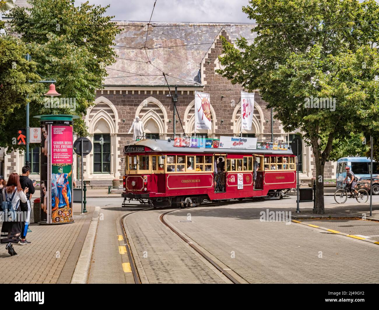 3. Januar 2019: Christchurch, Neuseeland - Eine alte Straßenbahn fährt aus der Worcester Street, im Zentrum von Christchurch. Stockfoto