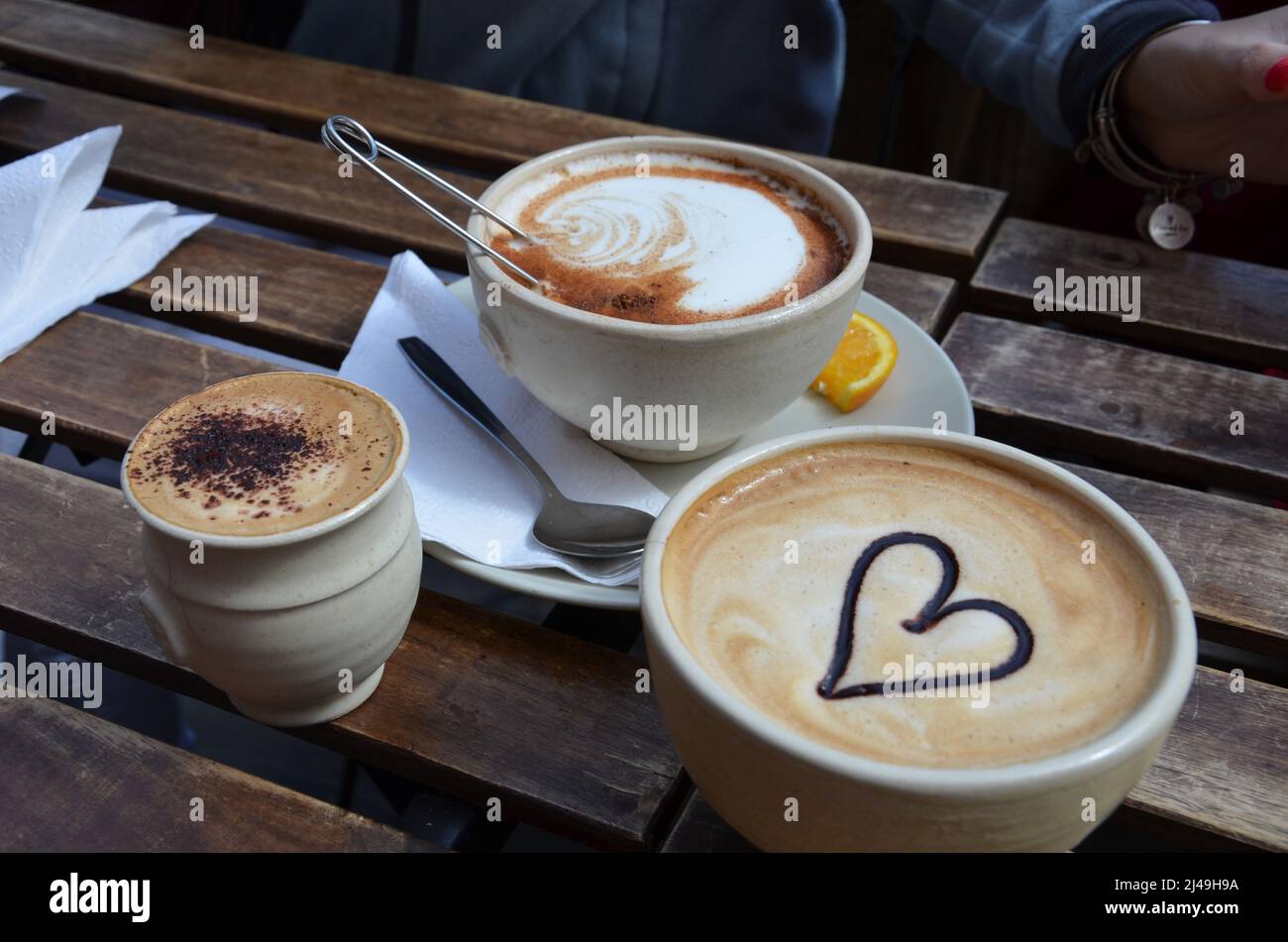 Morgenkaffee im stockholmer Café Stockfoto