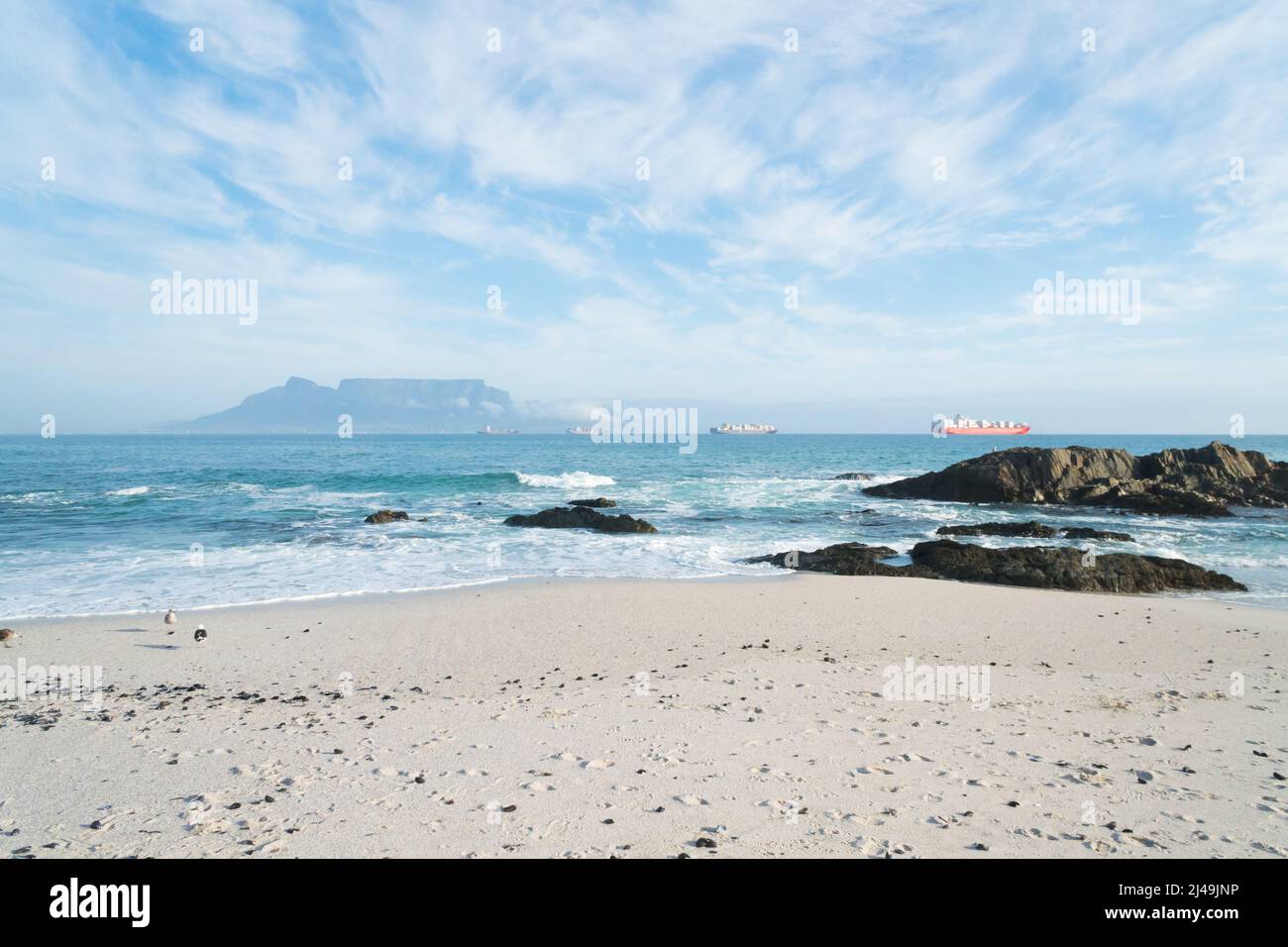 Table Bay und Table Mountain vom Bloubergstrand Strand mit Containerschiffen auf dem Ozean Konzept Reisen und Tourismus in Kapstadt, Südafrika Stockfoto