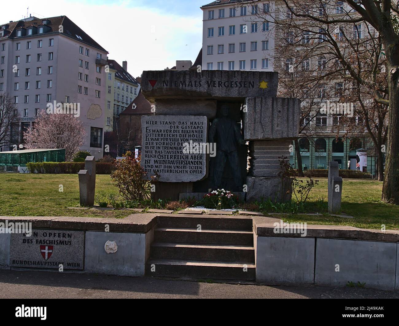 Blick auf ein Steindenkmal, das am sonnigen Tag in Wien, Österreich, zum Gedenken an die Opfer des Faschismus auf dem Gelände eines ehemaligen Gestapo-Gebäudes errichtet wurde. Stockfoto