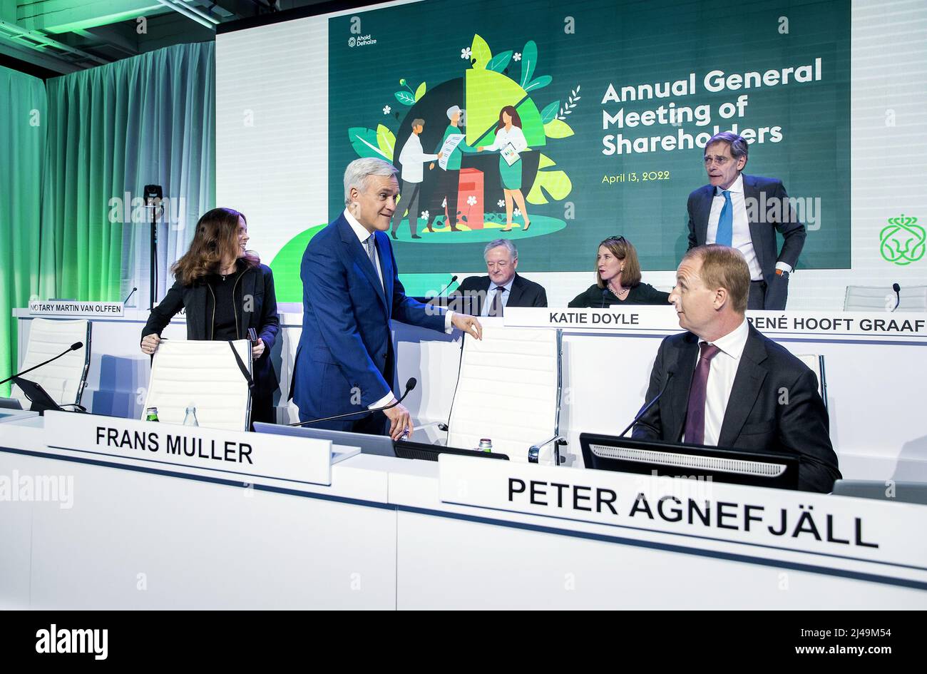 2022-04-13 13:59:14 ZAANDAM - CFO Natalie Knight, CEO Frans Muller, Bill McEwan, Katie Doyle, Peter Agnefjall und Rene Hooft Graafland (VLNR) vor der Hauptversammlung der Supermarktgruppe Ahold Delhaize. KOEN VAN WEEL niederlande Out - belgien Out Stockfoto