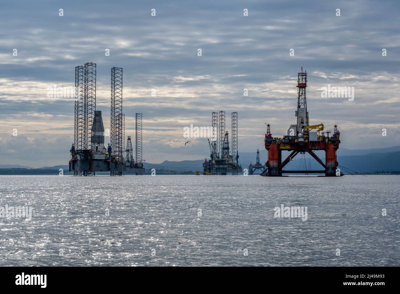 Bohrinseln / Bohrplattformen, die in Cromarty Firth in Ross und Cromarty, Highland, Schottland, Großbritannien, festgemacht sind Stockfoto