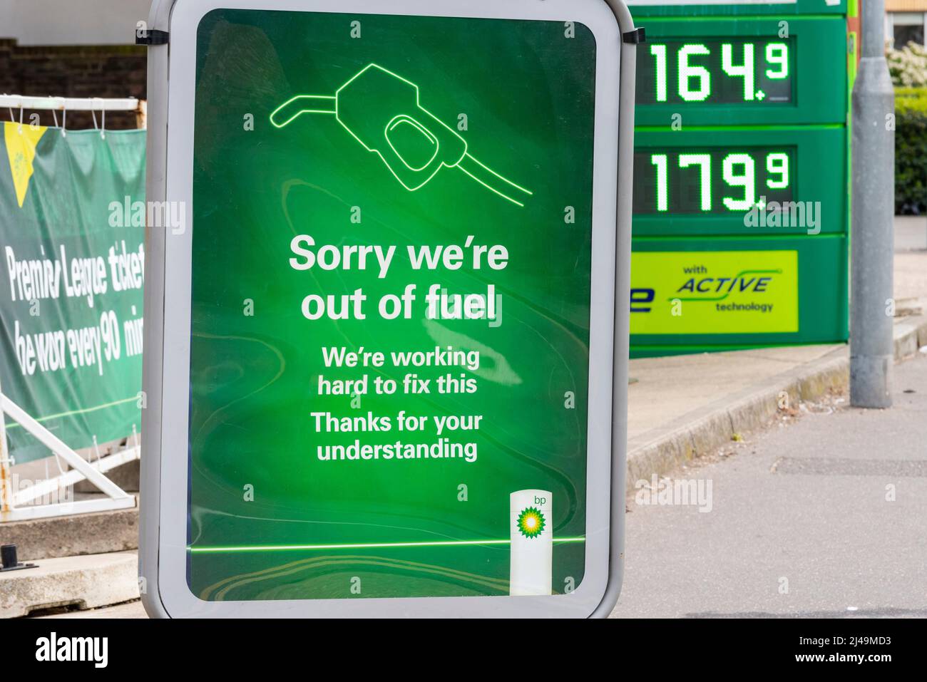 Southend on Sea, Essex, Großbritannien. 13. April 2022. An den Tankstellen in Essex wird aufgrund der Aussterbemaßnahmen die Versorgung mit Benzin und Diesel knapp Aufstehen des Klimawandels ‘Stoppt einfach Öl’ Protestierende auf Brennstoffdepots in der Region protestieren gegen fossile Brennstoffe. Eine BP-Tankstelle in Southend on Sea hat ein Schild, das die Fahrer darüber informiert, dass sie keinen Kraftstoff mehr haben Stockfoto