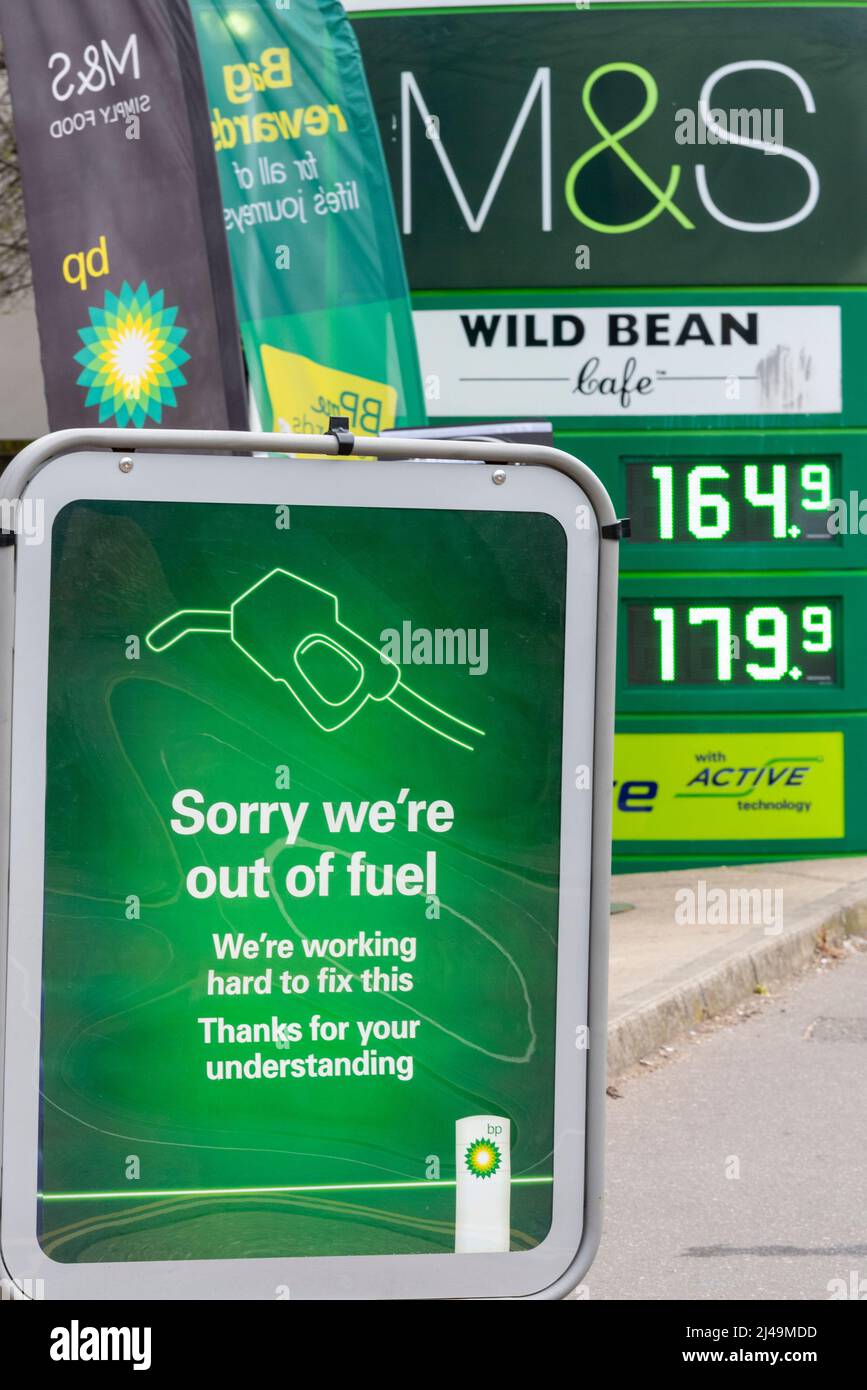 Southend on Sea, Essex, Großbritannien. 13. April 2022. An den Tankstellen in Essex wird aufgrund der Aussterbemaßnahmen die Versorgung mit Benzin und Diesel knapp Aufstehen des Klimawandels ‘Stoppt einfach Öl’ Protestierende auf Brennstoffdepots in der Region protestieren gegen fossile Brennstoffe. Eine BP-Tankstelle in Southend on Sea hat ein Schild, das die Fahrer darüber informiert, dass sie keinen Kraftstoff mehr haben Stockfoto