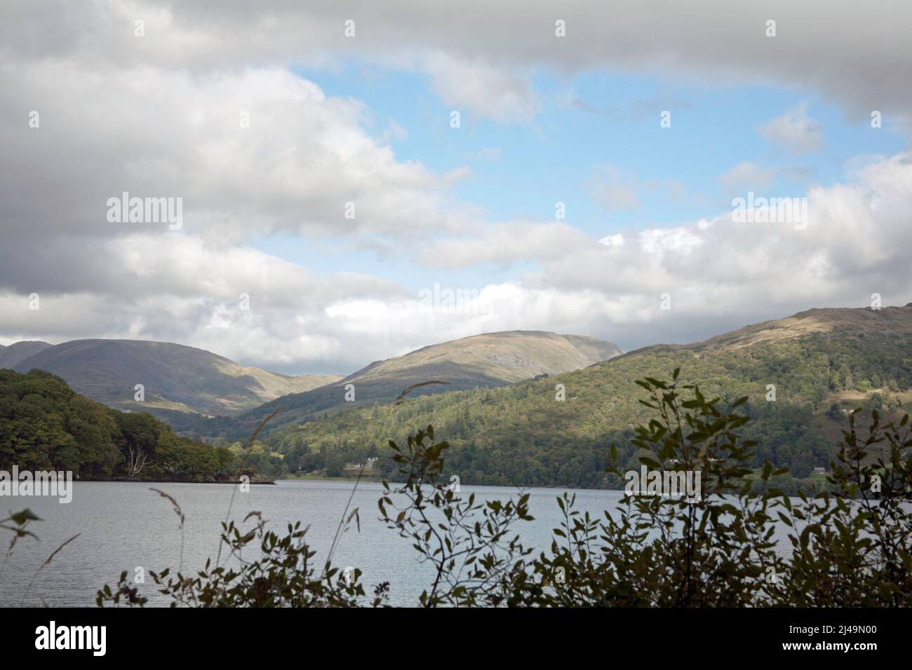 Windermere Blick auf Waterhead von High Wray Bay auf Windermere, Lake District Cumbria England Stockfoto