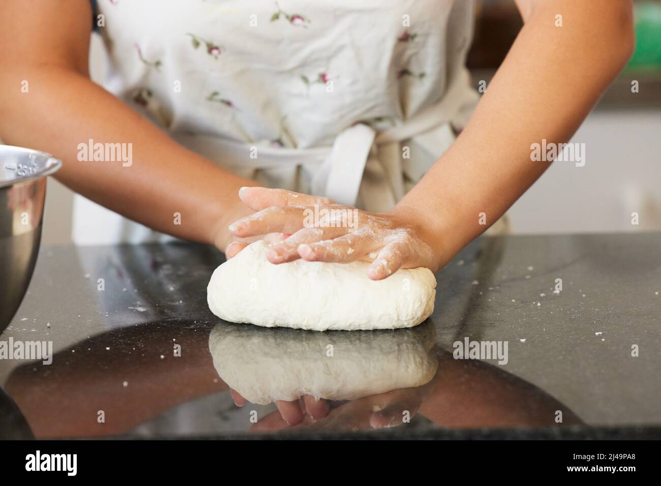 Essen Sie niemals Zutaten, die Sie nicht aussprechen können. Aufnahme einer nicht erkennbaren weiblichen Backerin in der Küche zu Hause. Stockfoto