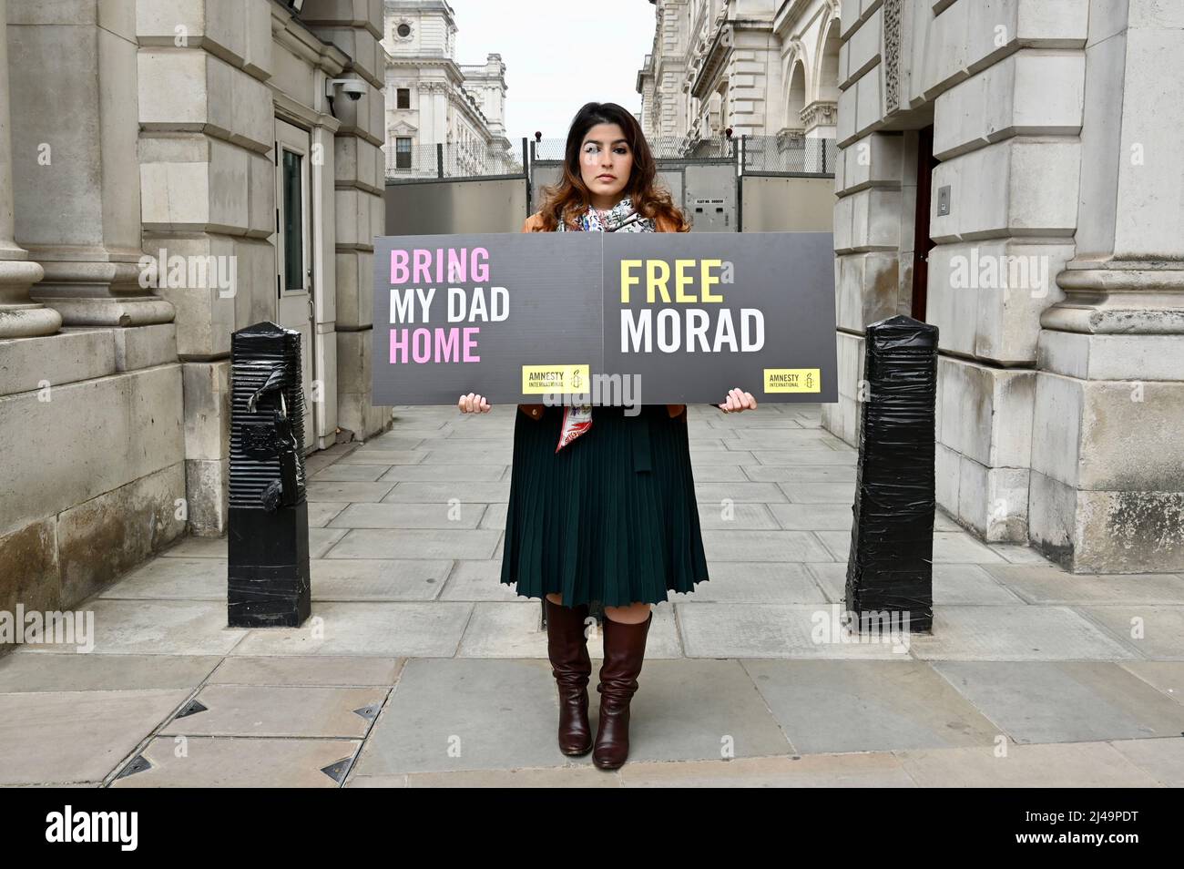 London, Großbritannien. Roxanne Tahbaz protestierte vor dem Auswärtigen Amt mit der Bitte, ihren Vater Morah Tahbaz aus dem Gefängnis im Iran zu entlassen. Dieser Protest findet genau vier Wochen nach der Freilassung von Nazanin Zaghari Ratcliffe und Anoosheh Ashoori statt.Amnesty UK unterstützt die Bemühungen der Tahbaz-Familie und wird am 13.. April die Kampagne IT's No-One Left Behind starten, in der die britische Regierung aufgefordert wird, ihre Bemühungen um die Freilassung aller Briten zu verstärken Im Iran willkürlich inhaftierte Staatsbürger. Kredit: michael melia/Alamy Live Nachrichten Stockfoto