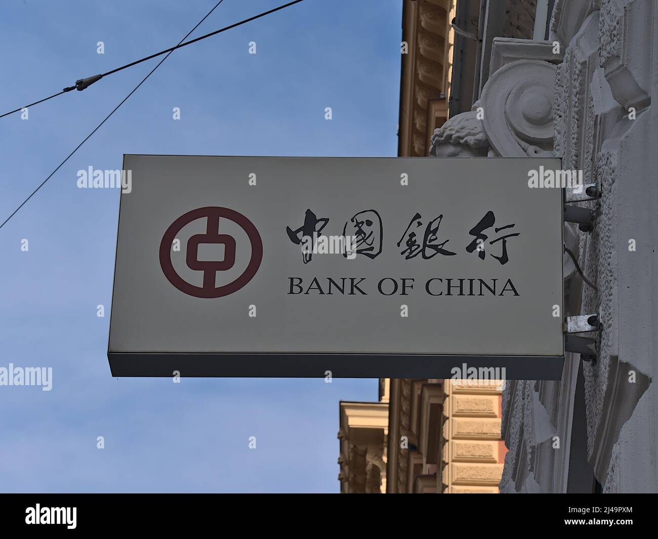 Flachansicht eines Schildes mit dem Logo der Bankgesellschaft Bank of China (BOC) über dem Eingang einer Filiale in Wien, Österreich an der Fassade. Stockfoto
