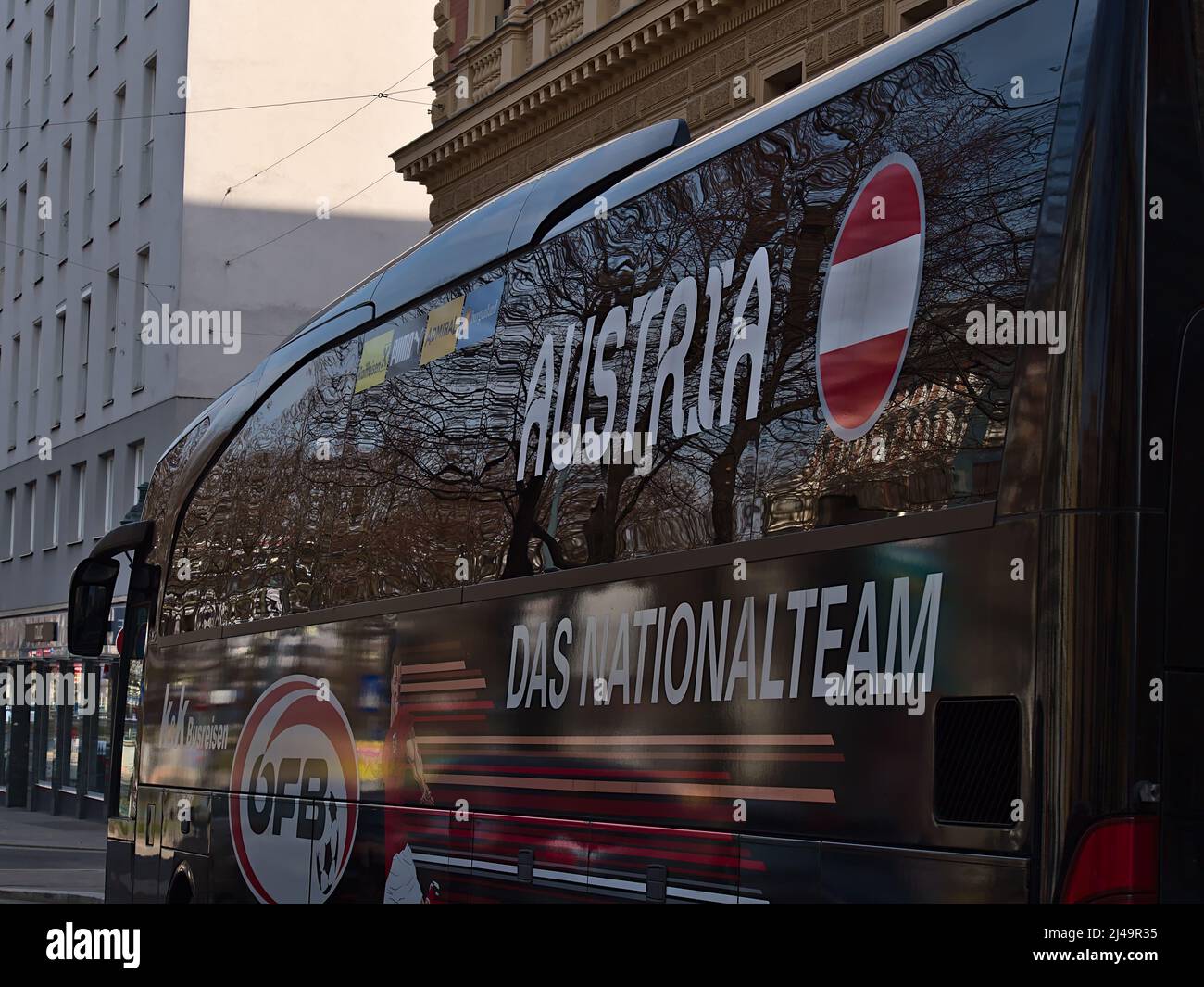 Nahaufnahme des Mannschaftsbusses des Parkplatzes der österreichischen Fußballnationalmannschaft vor dem fünf-Sterne-Hotel Palais Hansen Kempinski in Wien, Österreich. Stockfoto