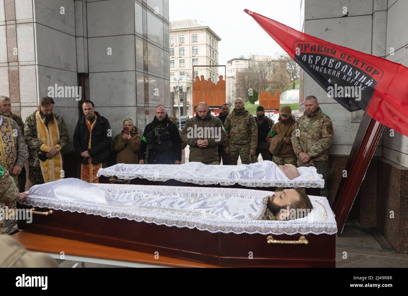 KIEW, UKRAINE - 12. April 2022: In Kiew, am Maidan Nezaleschnosti, fand eine Abschiedszeremonie für den Kommandanten des Bataillons 2. des Freiwilligen ukrainischen Korps 'Right Sector', Schwager Hammer, Und der Soldat der 4. Kompanie des 2. Bataillons des 2. Bataillons des ukrainischen Freiwilligenkorps "Right Sector", Bruder Fokus, der in der Nähe von Izyum in einem Kampf mit russischen Besatzern heldenhaft starb. Quelle: Mykhailo Palinchak/Alamy Live News Stockfoto