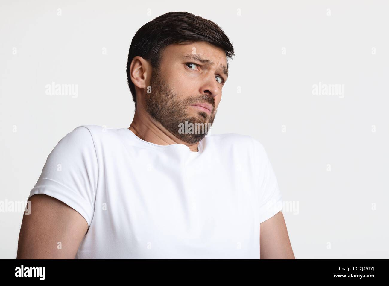 Kerl Riecht Unangenehmen Stink Stirnrunzeln Ausdruck Ekel Über Weißen Hintergrund Stockfoto