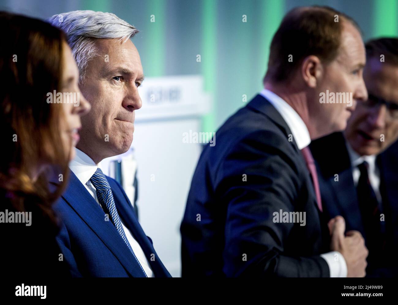 2022-04-13 14:01:35 ZAANDAM - CFO Natalie Knight, CEO Frans Muller, Peter Agnefjall und Kevin holt (VLNR) vor der Hauptversammlung der Supermarktgruppe Ahold Delhaize. KOEN VAN WEEL niederlande Out - belgien Out Stockfoto