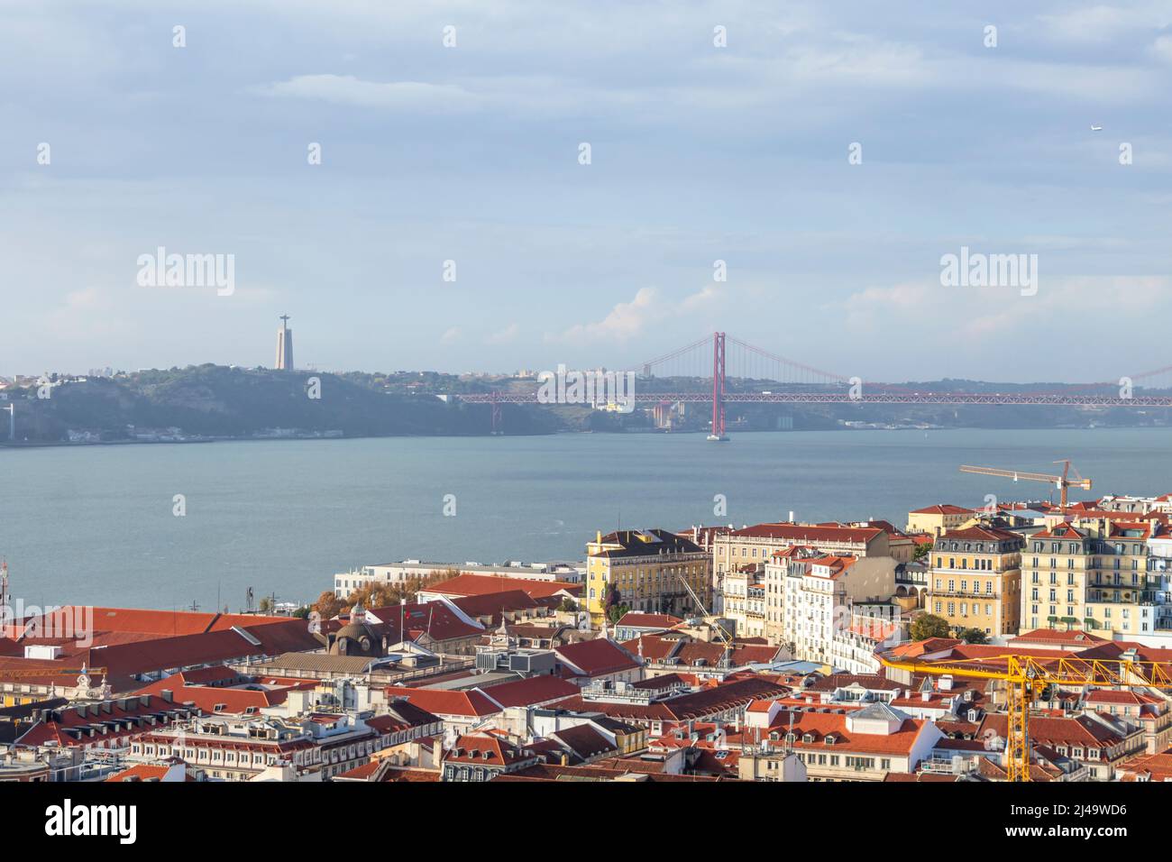 Cristo-Rei oder König-Christus-Heiligtum in Almada mit Blick auf den Fluss Tejo und die 25 de Abril Brücke, ikonische Wahrzeichen der Stadt Lissabon, Port Stockfoto