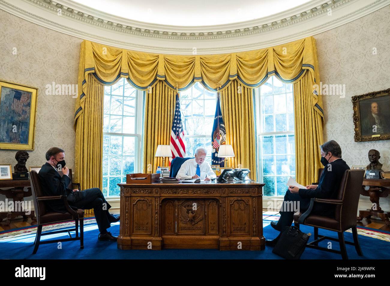 Präsident Joe Biden telefoniert am Freitag, den 18. Februar 2022, im Oval Office mit dem ukrainischen Präsidenten Wolodymr Zelenskyy. (Offizielles Foto des Weißen Hauses von Erin Scott) Stockfoto