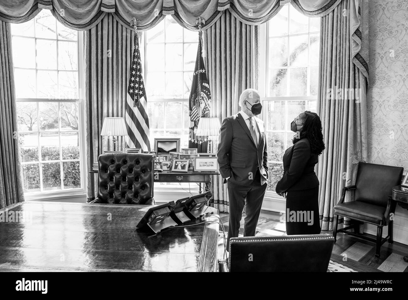 Präsident Joe Biden trifft am Freitag, den 25. Februar 2022, die Richterin Ketanji Brown Jackson im Oval Office, bevor sie ihre Nominierung beim Obersten Gerichtshof der USA bekannt gab. (Offizielles Foto des Weißen Hauses von Adam Schultz) Stockfoto