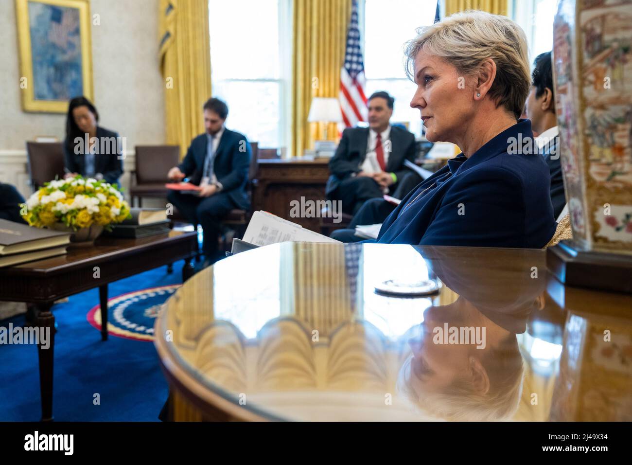 Energieministerin Jennifer Granholm nimmt am Donnerstag, den 3. März 2022, an einem Energietreffen mit Präsident Joe Biden und Mitgliedern seines nationalen Sicherheitsteams im Oval Office Teil. (Offizielles Foto des Weißen Hauses von Adam Schultz) Stockfoto